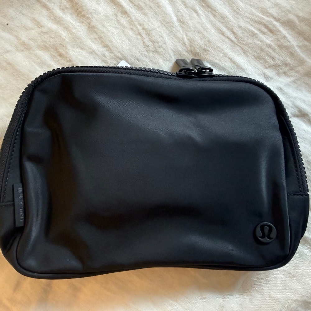 NWT 2L large black Lululemon everywhere bag